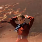 Femme pose devant paysage désertique magnifique.