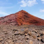 Volcan rouge sous ciel bleu à Lanzarote.