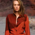 Femme portant une chemise rouge dans le désert.